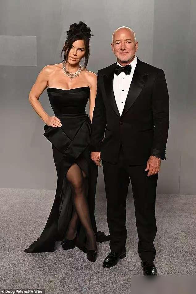 世界首富花几百万买的红毯镜头，被一个女人走过去就全抢走了。
 
桑切斯正挽着贝佐