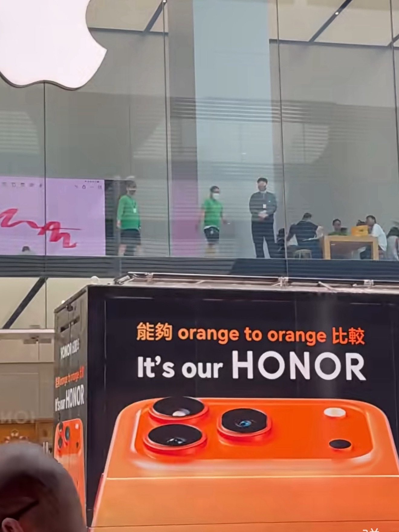 荣耀真的勇！把广告位摆到Apple Store门口了、贴脸开大