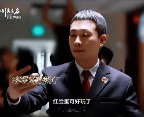 张译是不是真上过班 张译演的洪亮，从被吵醒到挂电话的反差，妥妥的职场人真实写照。