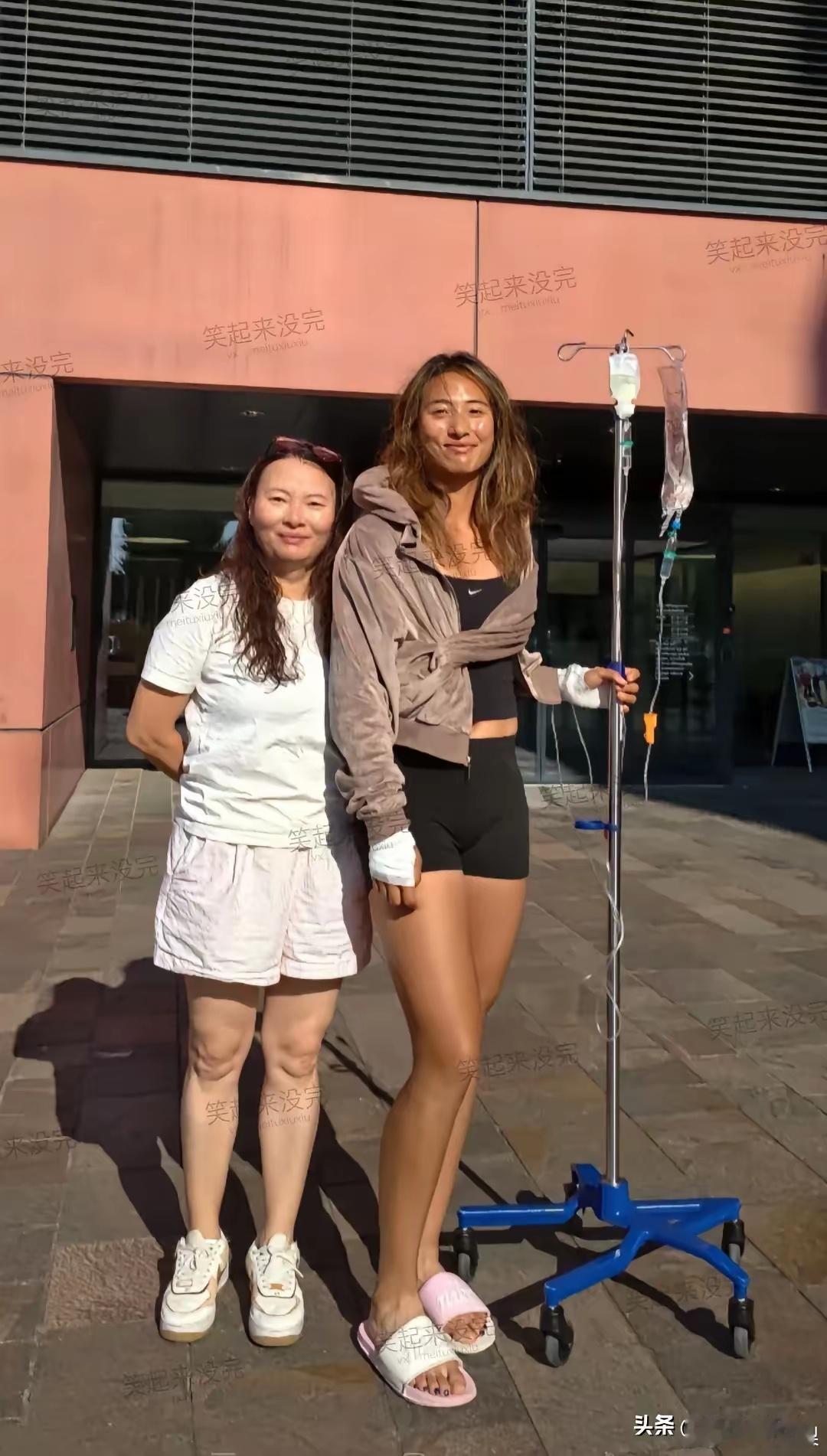 我的天，我还是第一次看女儿这么像妈妈呢。看奥运冠军郑钦文和妈妈长得一模一样，看眼