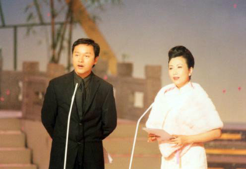 张国荣  1999年11月21日TVB录像纪念任剑辉逝世十周年电视特辑，任姐爱徒
