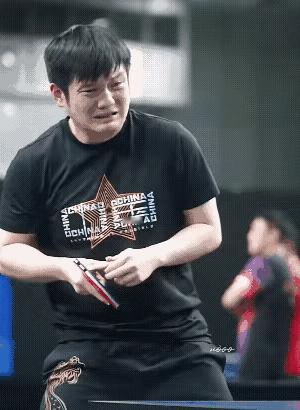 绷不住了，樊振东紧急撤回了一个撒娇，这世上怎么有这么可爱的大男孩啊。上一秒小白球