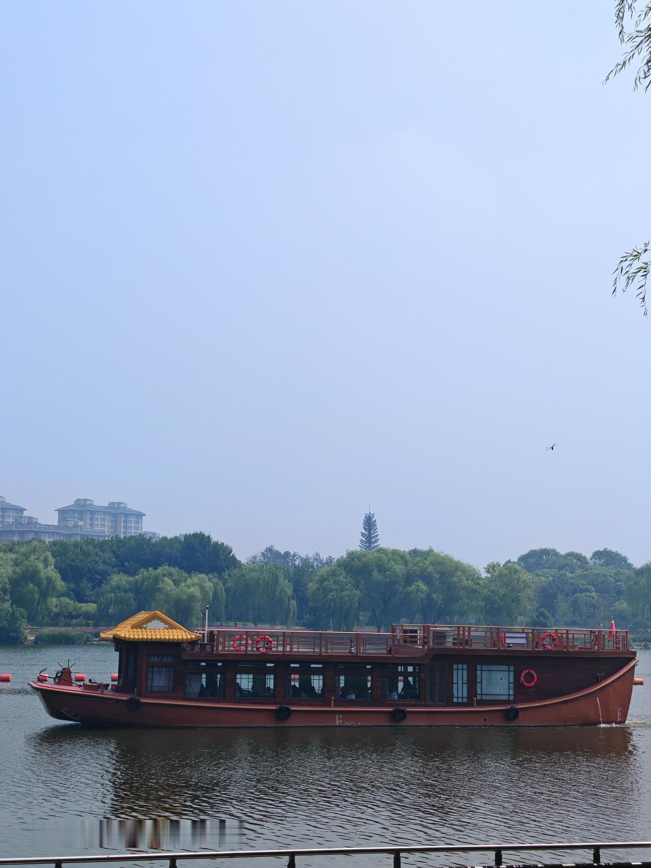 北京通州大运河游船太值得体验了！坐在船上，能将两岸优美风景尽收眼底。
五月的运河