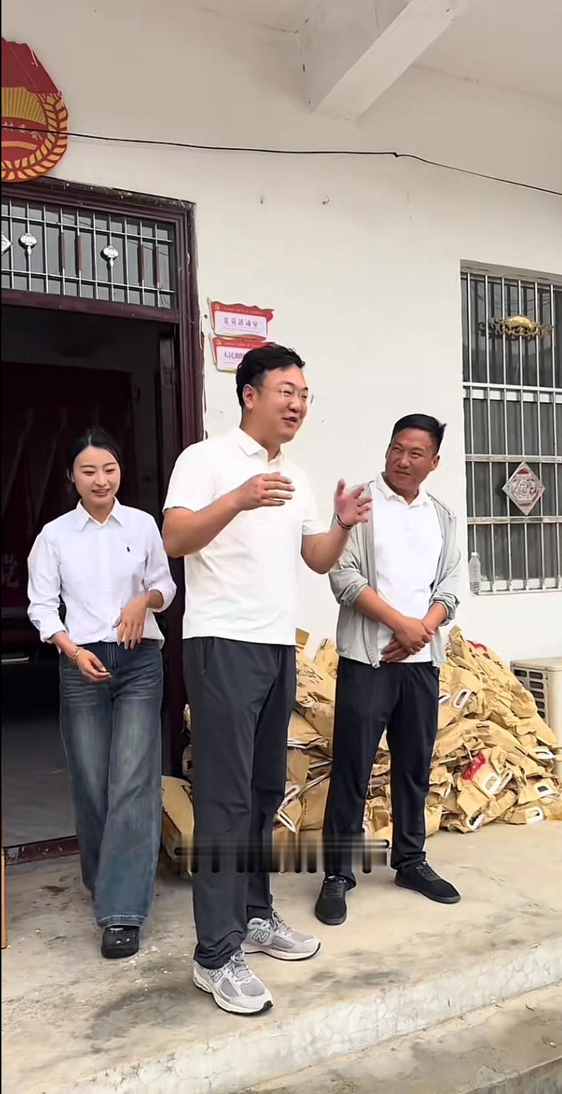 河南晋老二和未婚妻太会玩了，端午节两个人回到了河南周口郸城县老家，花了几万块钱买