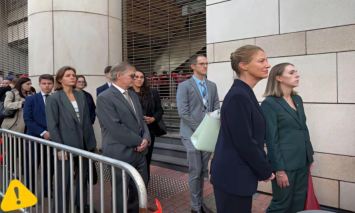 黎智英案判决当天，西九龙法院外的一幕太刺眼——英美法德等多国领事居然扎堆排队旁听