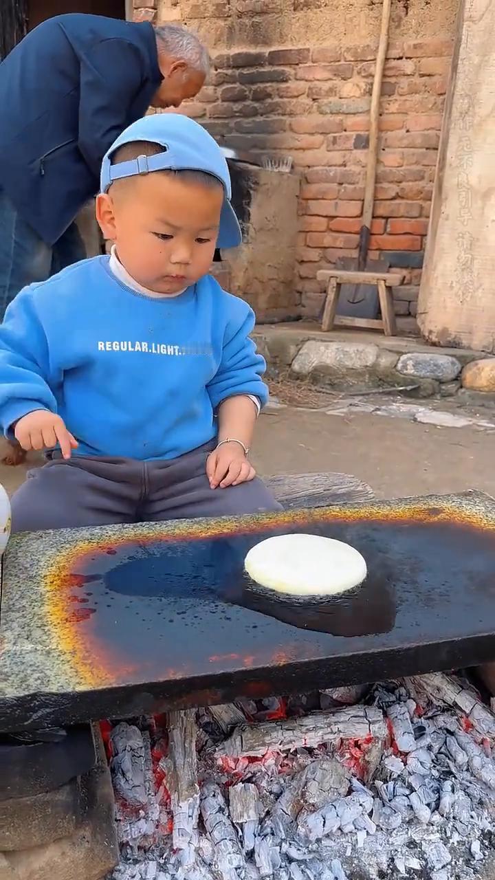 一老一小，三餐四季，平淡日子也闪着光。