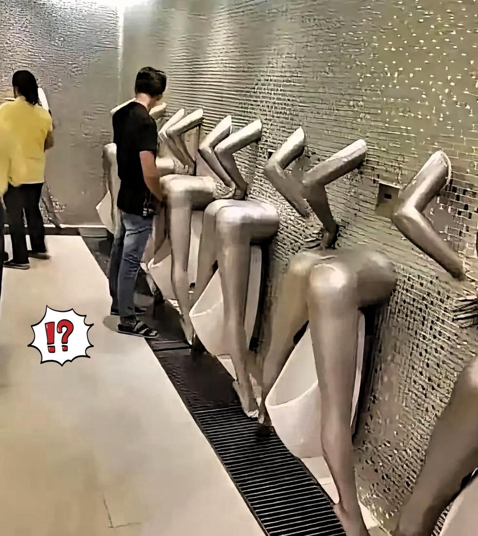 这商场设计是把“直奔主题”玩明白了！没细看还以为是厕所专属通道，逛商场反倒像顺便