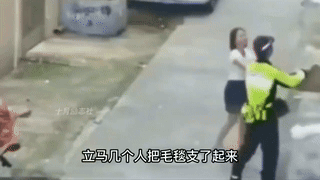 太惊险了！这一抬头，改写了一个家庭的命运！
 
小姐姐回家路上偶然瞥见，楼上窗外