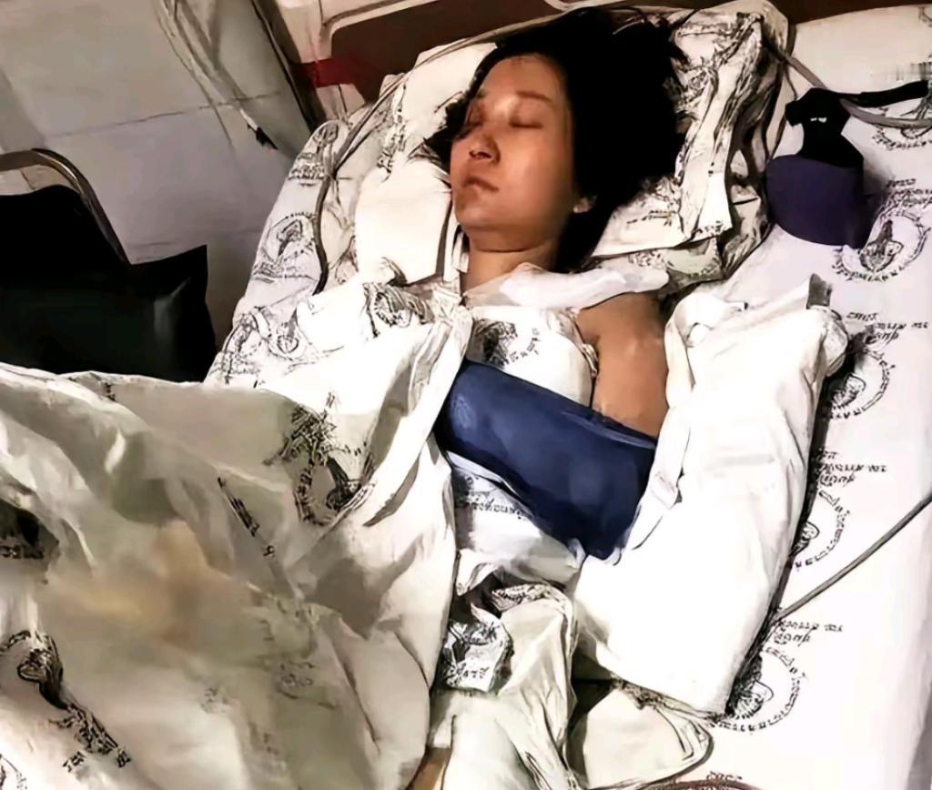一个四个月大的胎儿，还没来得及被这个世界看一眼，就被自己的亲姑姑从楼梯上推了下去