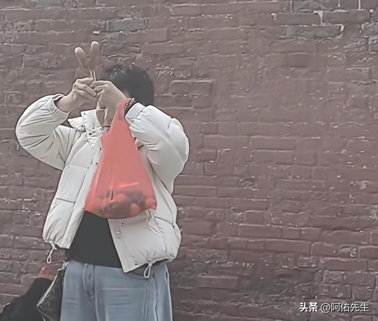 许愿用肉肠，香都省了，真有才啊，当今社会人的信仰就是扯淡，瞎整，瞎信，瞎拜，毫无