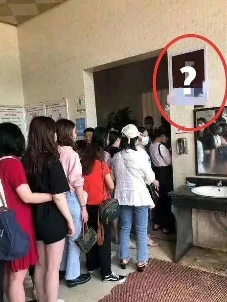 一男子误进女厕所，哪晓得刚一出来，就发觉大事不妙了。
近日，有网友向我透露，前几