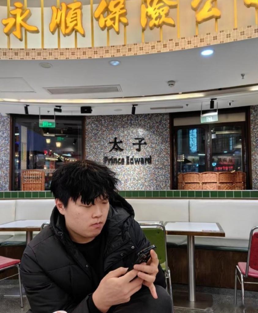 狠狠给队友亮弱爆！On晒出Bin照片 头上太子二字异常显眼ON晒出了对手BIN的