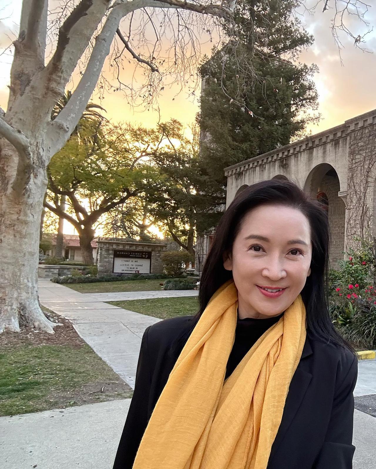 她是香港很出名女演员，年轻时期颜值已经很出众，今年都已经60岁，看起来颜值保持不