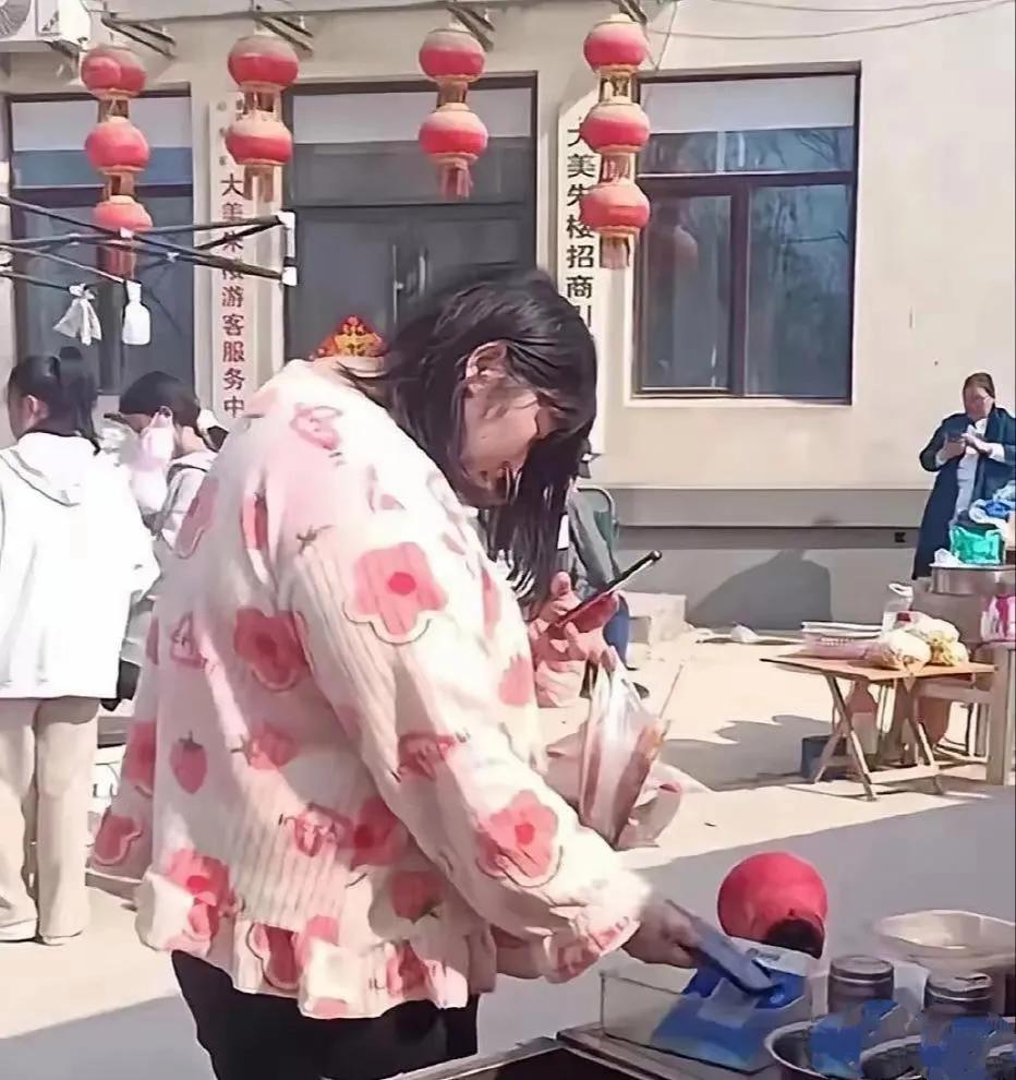 大衣哥朱之文的女儿太胖了，这体重严重超标，为啥会这样胖，看到集市上的她就有答案了