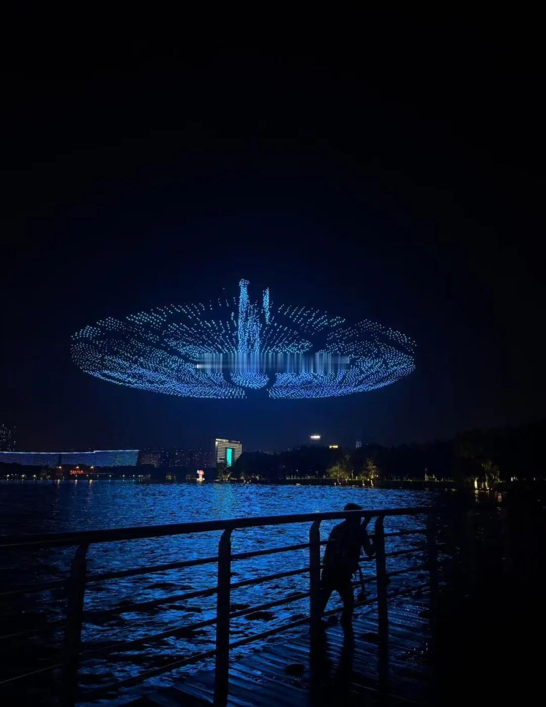 你被天鹅湖边这场大秀刷屏了吗？总台“科晚”无人机大秀，在万众期待中震撼上演！ ​
