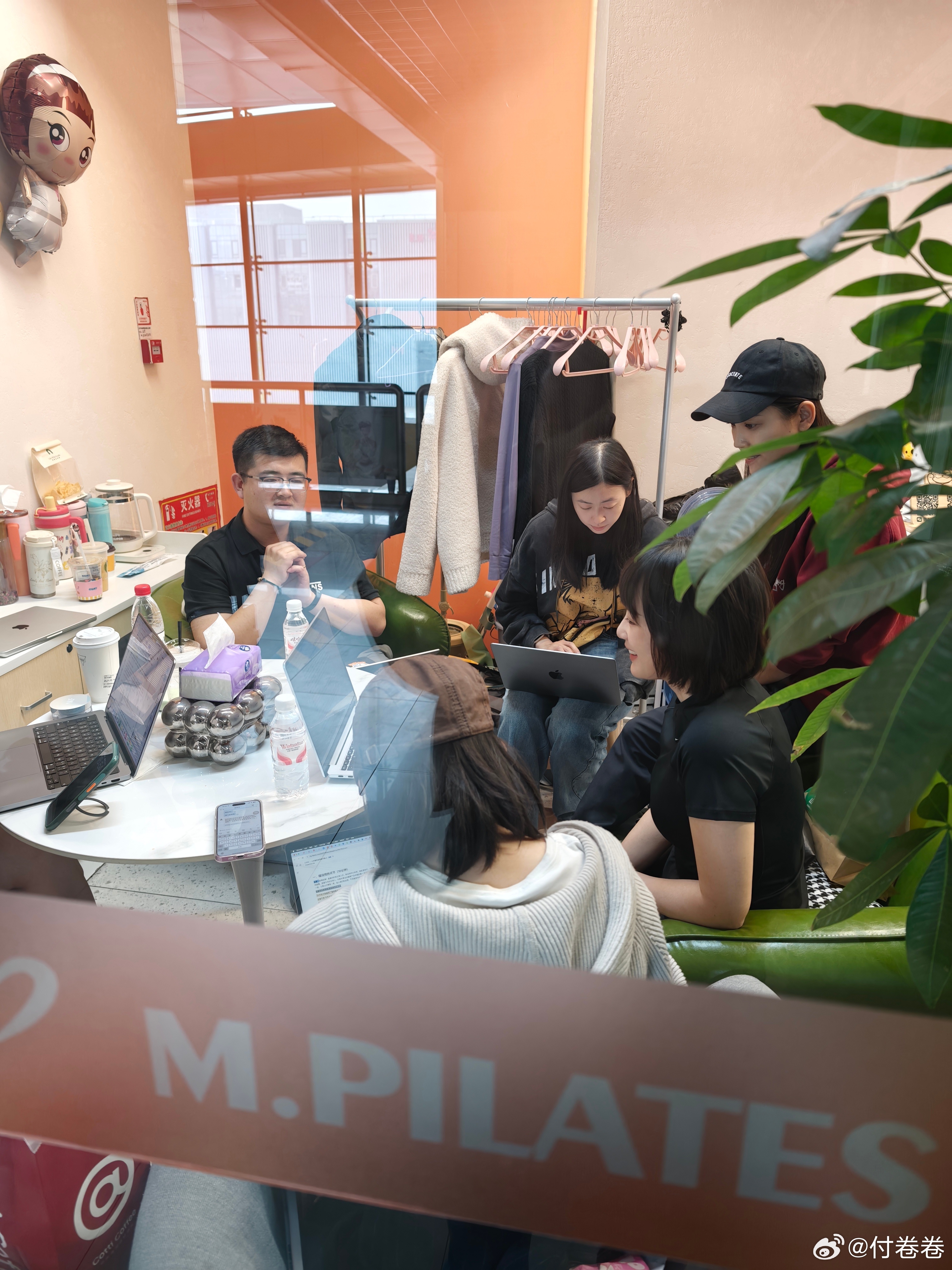 「小助理偷拍系列」卷卷正在为今晚19点直播准备小米米家付卷卷爱粟