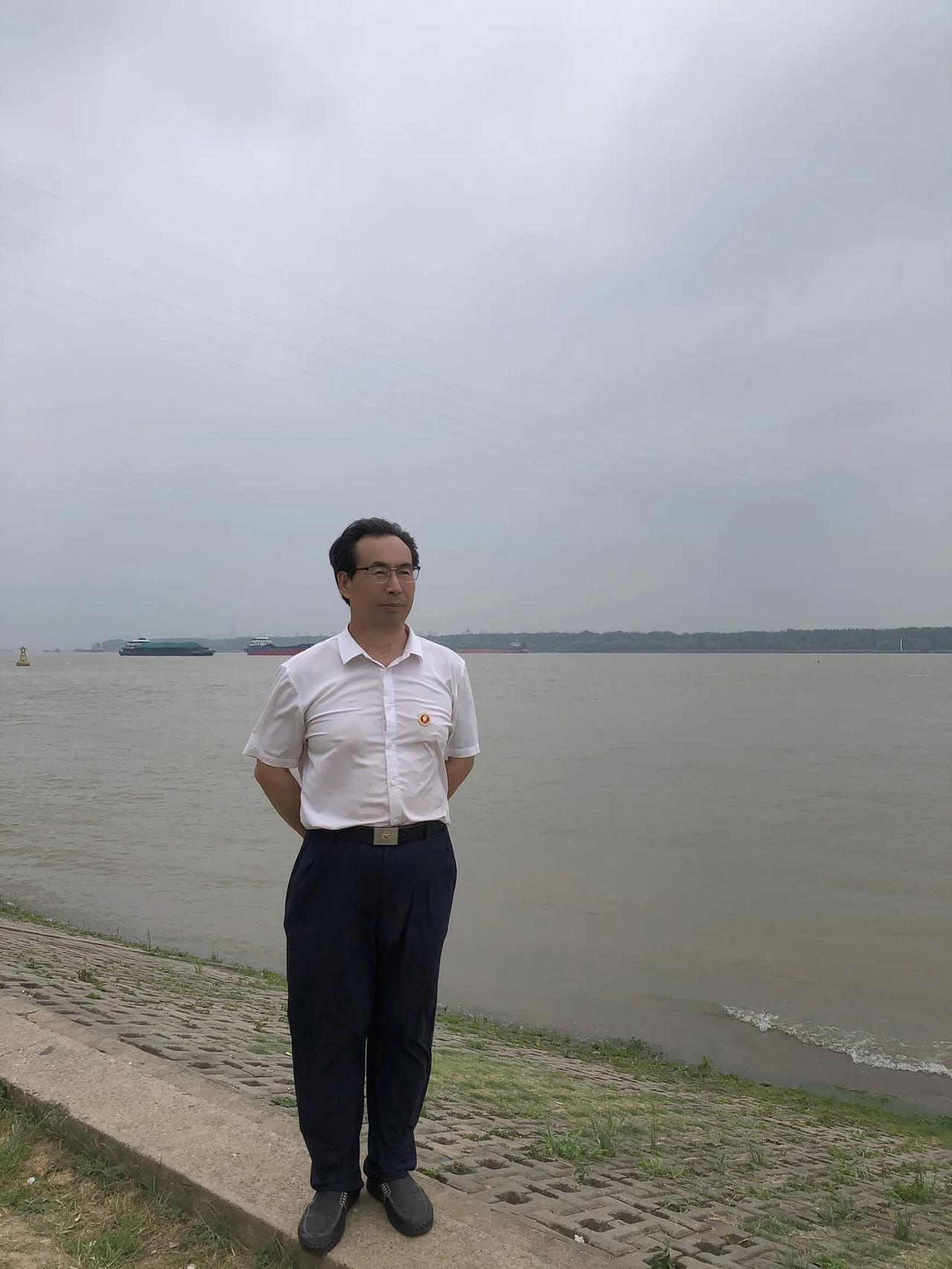 七古感怀·游燕子矶公园
文｜孙玉良
燕子矶畔长江游，
孙策曾此霸业谋。
酒樽尚有