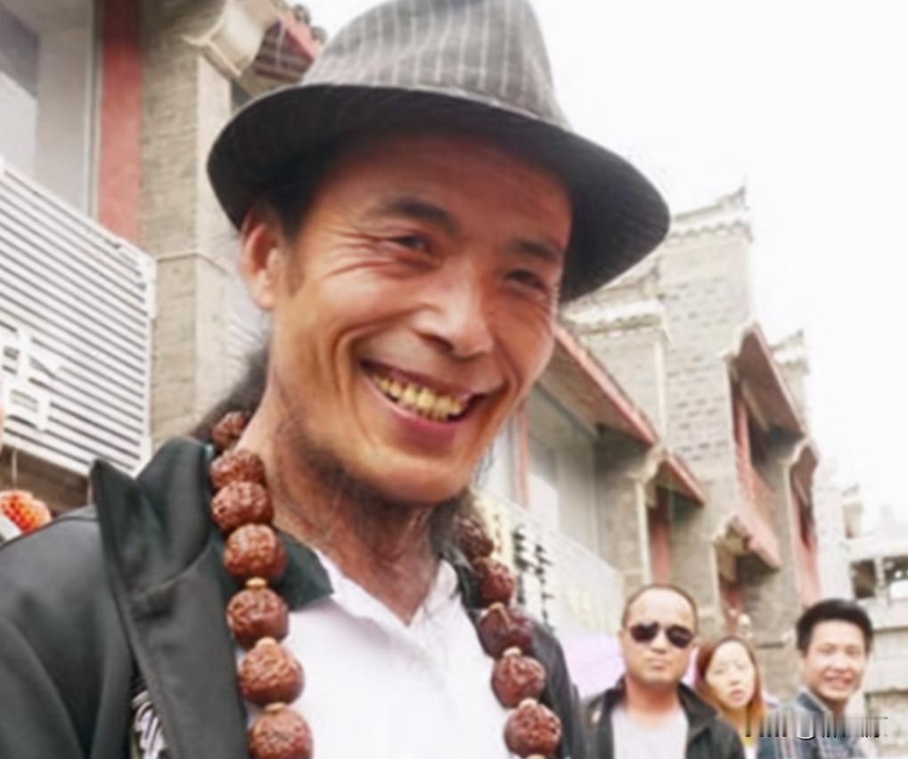 [微笑]“中国徒步第一人！”谢建光24开始徒步旅行，身上只揣着150元，可他却走