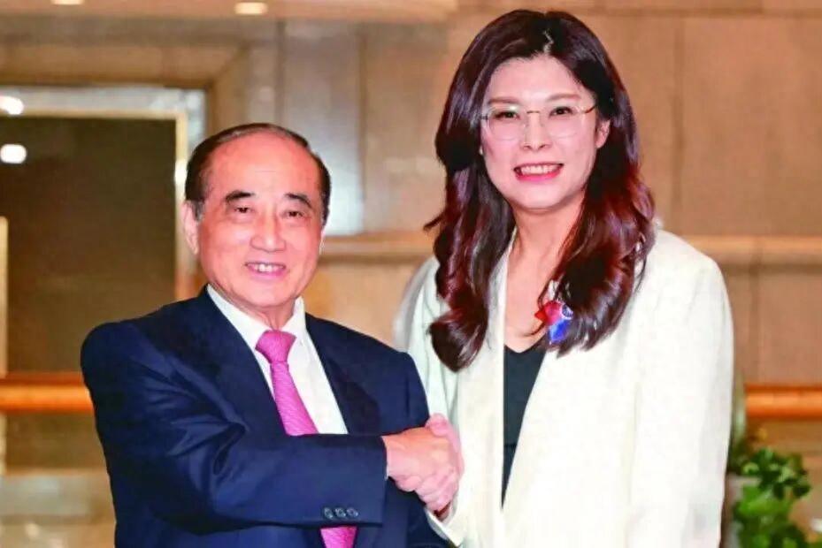 ·离京第4天郑丽文穿上中山装，大陆定调统一，台湾85岁老将出山

台海近期一系列