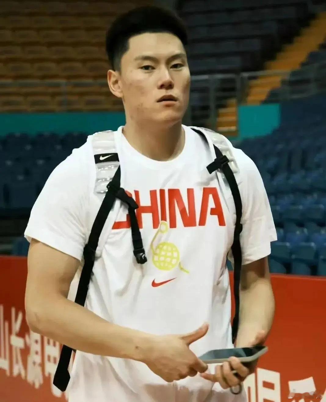 李宏权晾了半天，投进一个关键三分，甜点位不是盖的。本场三分2中1，另外有6个篮板