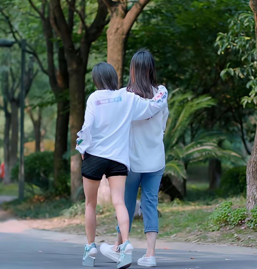 你以为个子矮就是硬伤，就得被高个子女星秒成渣？
呵呵，那你是没见过王子文。
她身