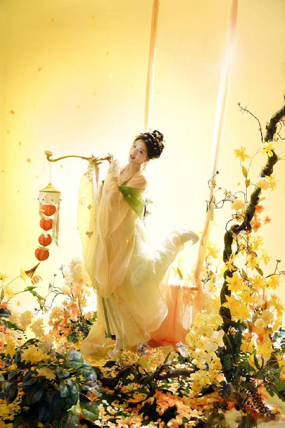 任敏古装花仙子造型 “云想衣裳花想容，春风拂槛露华浓”，任敏这次的古装造型好美啊