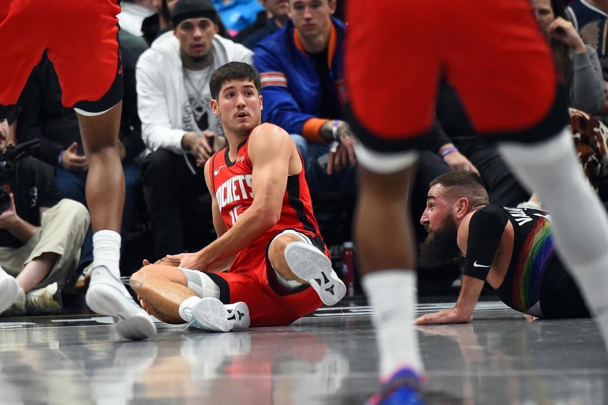 火箭真的不需要补强，也不需要去追逐字母哥。
关于这个事情，别的不看，可以看看年轻