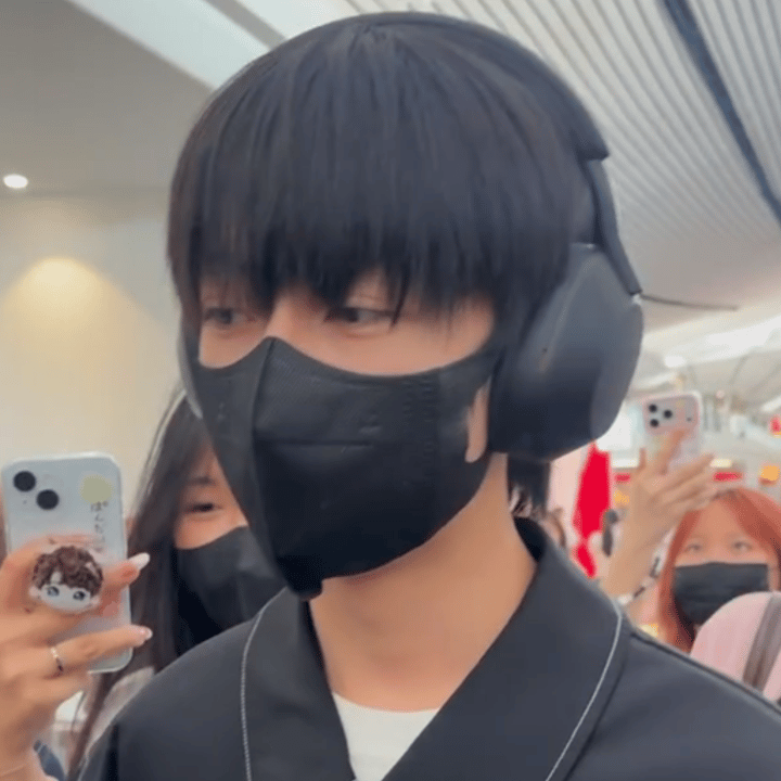 这个侧面视角的卧蚕也可爱