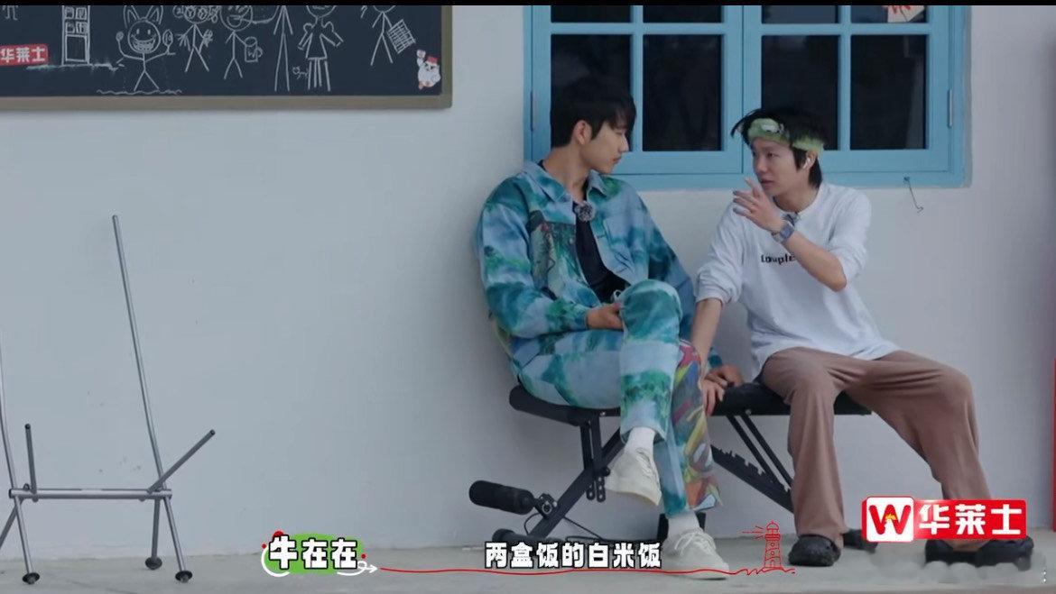 #孙丞潇和小猫坠入爱河了#孙丞潇真的是一个很温柔的人，对待流浪的小猫一直是细心照