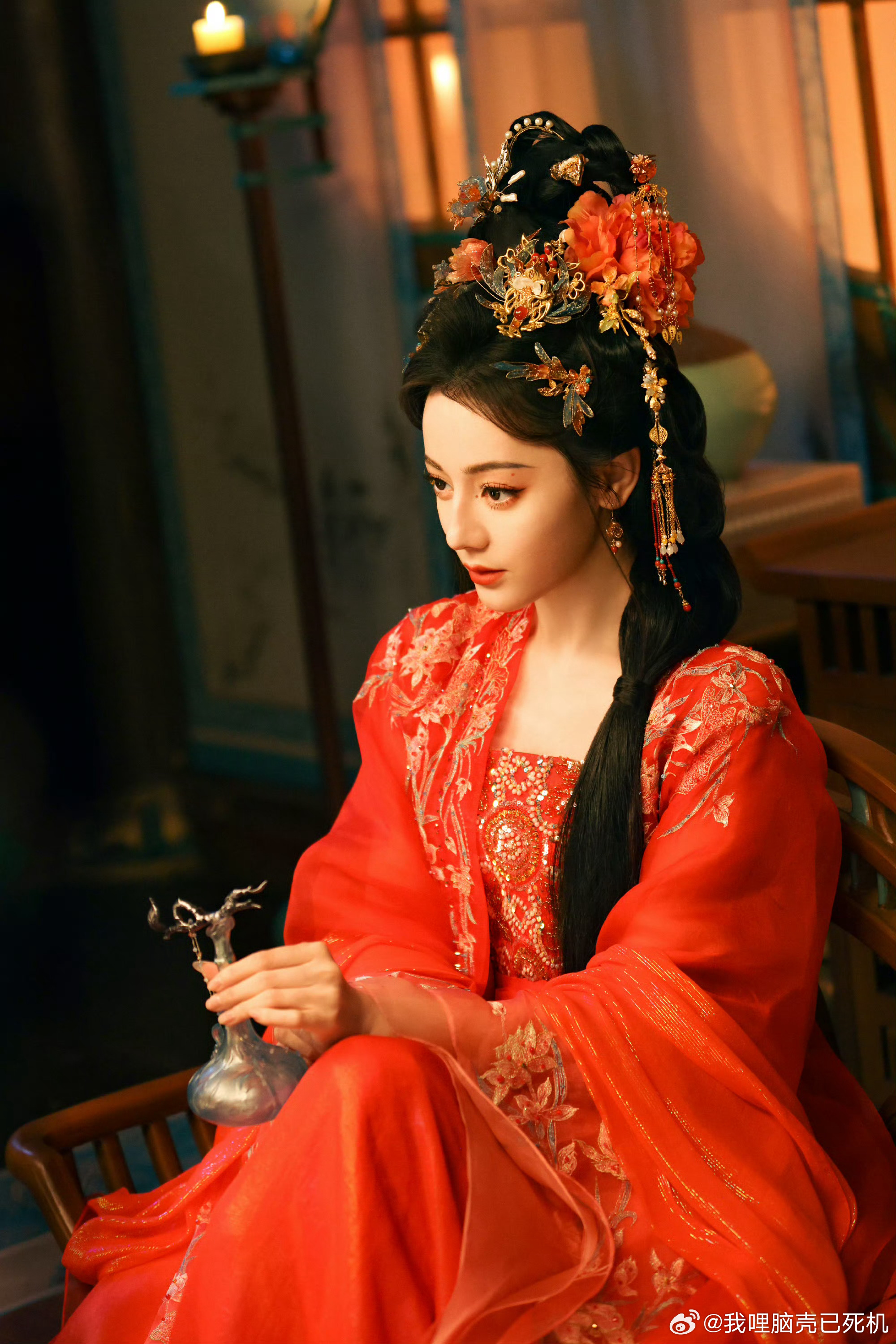 迪丽热巴红扇掩面贺思慕迪丽热巴贺思慕红衣入世再至人间 迪丽热巴红扇掩面贺思慕，谁