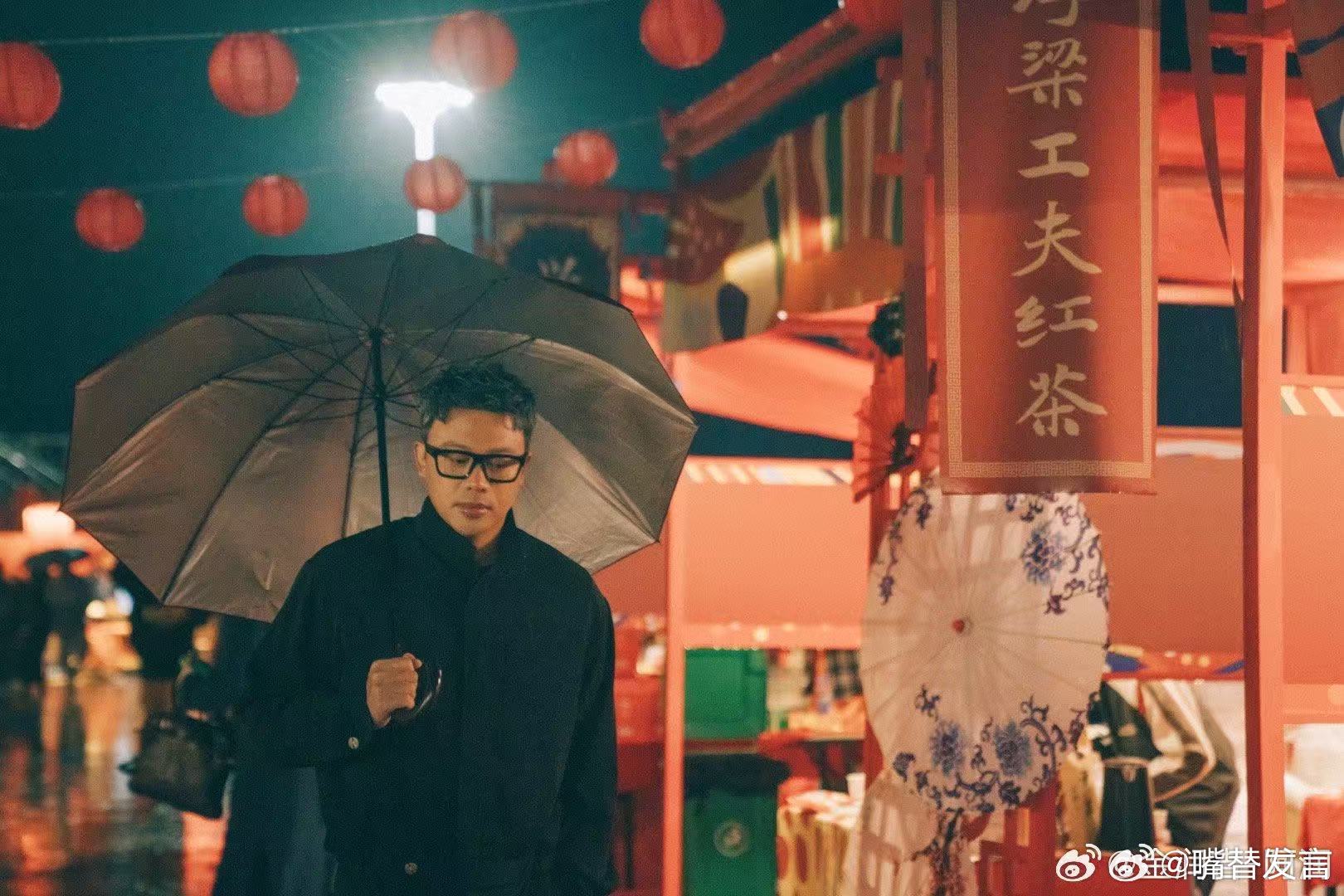 金润吉大雨开唱东北超暴雨打乱了现场原定安排，金润吉不愿耽误赛事进度，坚持完成全部