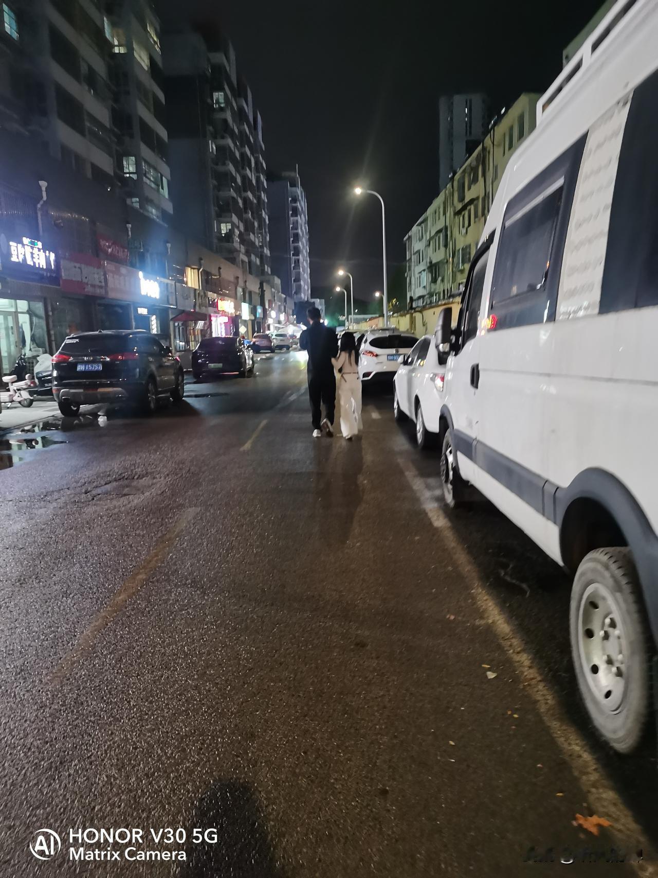 外卖员凌晨三点左右必会猛敲对门邻居家门，每天都会把我猛然惊醒，一个多星期了都是如