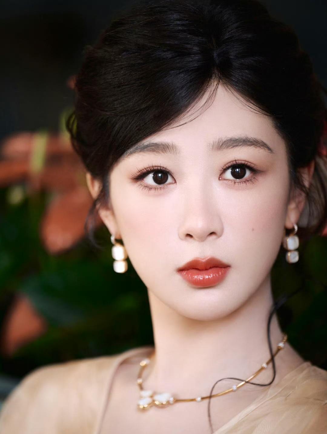 杨紫的气质越来越好了，真是红气养人！

从以前的丑小鸭变成如今的白天鹅，杨紫真的