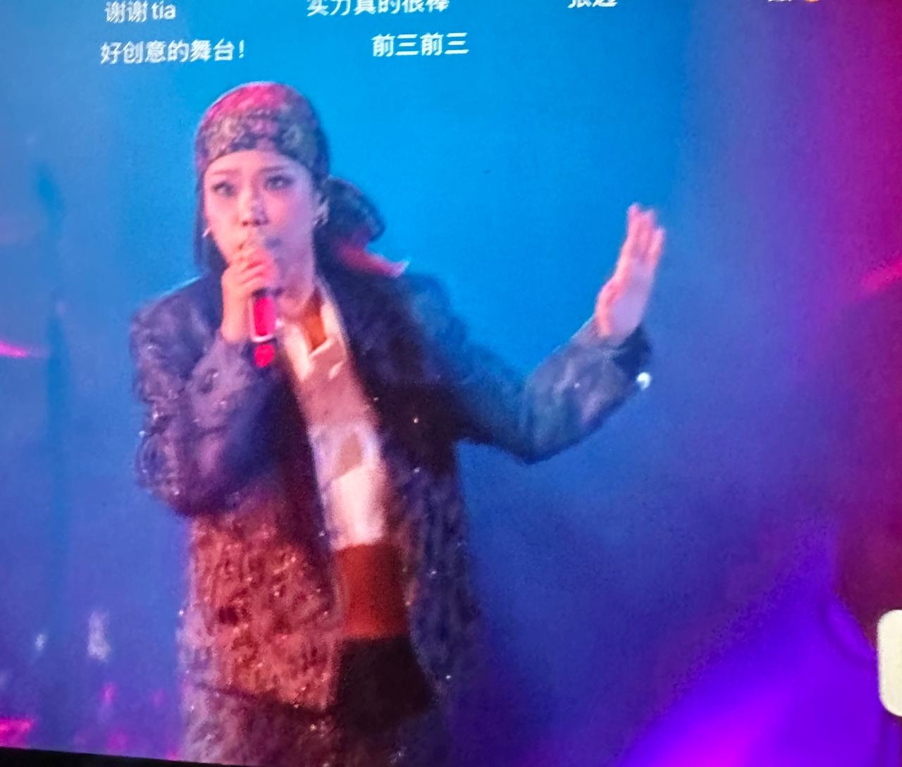 今晚的万妮达，真的赢麻了，派对感十足！
小小的身体，藏着一座随时喷发的炸弹。每一
