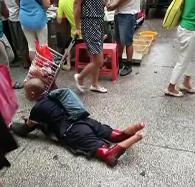 “造化弄人！”2016年广州，一男子与妻子买菜时，偶遇一位双腿被截断的乞丐，妻子