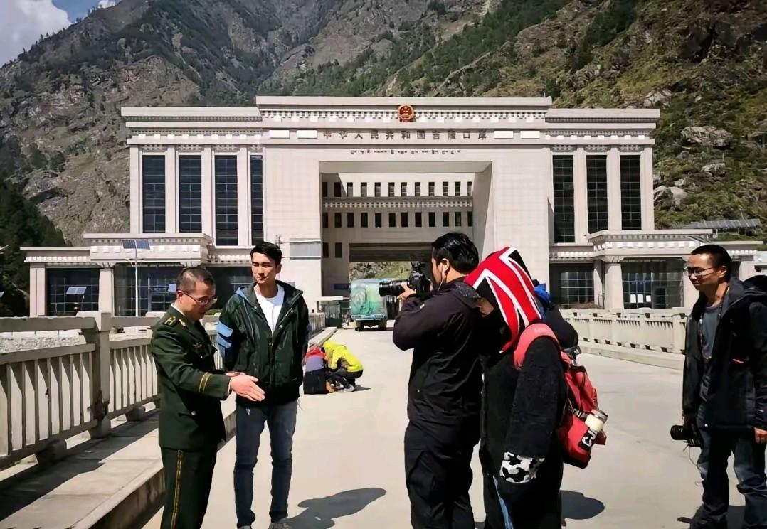 吉隆口岸被大自然摧毁之前满地是人员和车辆，还有各种物资，一片繁荣的景象，肆虐的泥