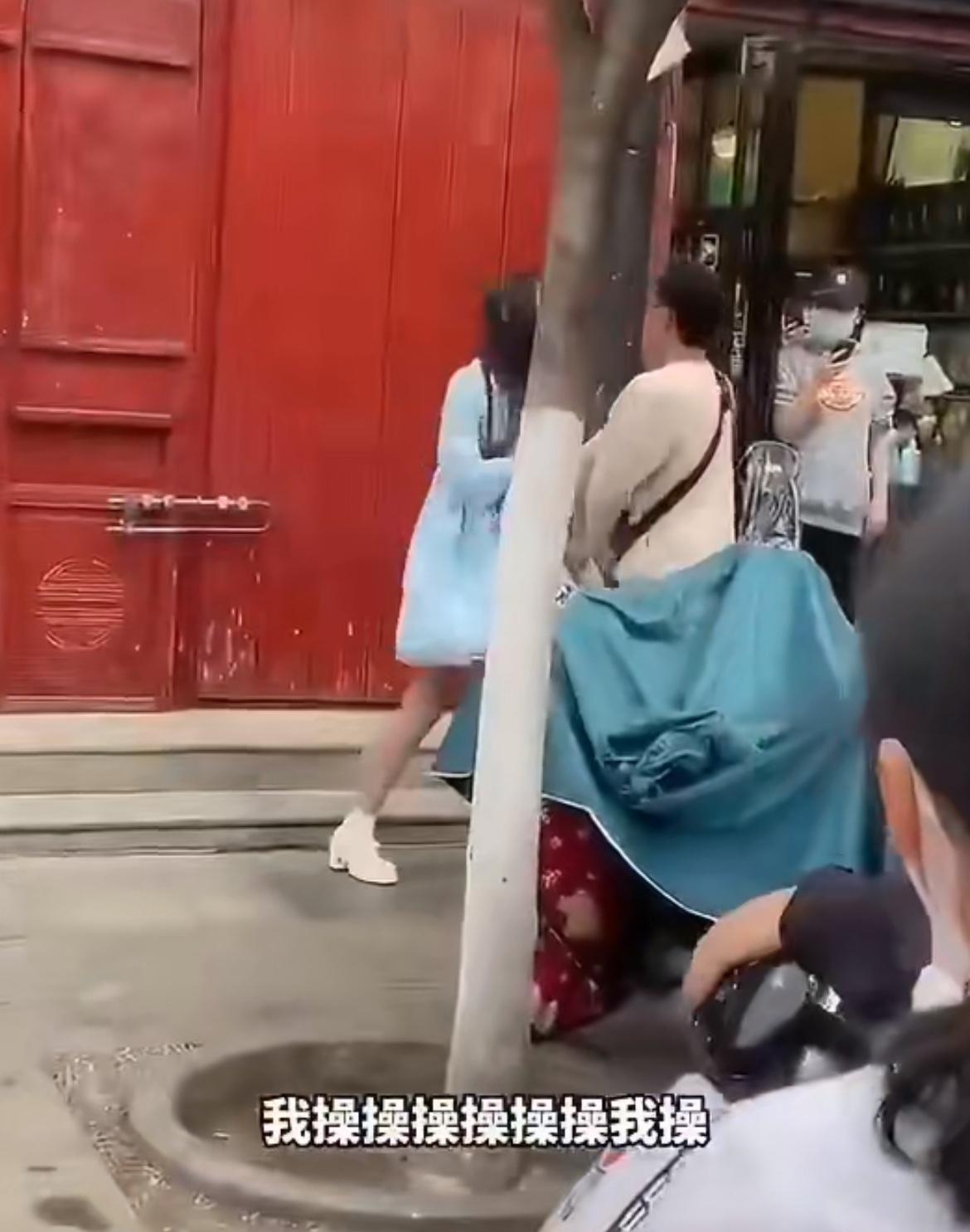 一段河南开封街头小仙男和小仙女的心酸对话。
小仙男：caocaocao…我为了给