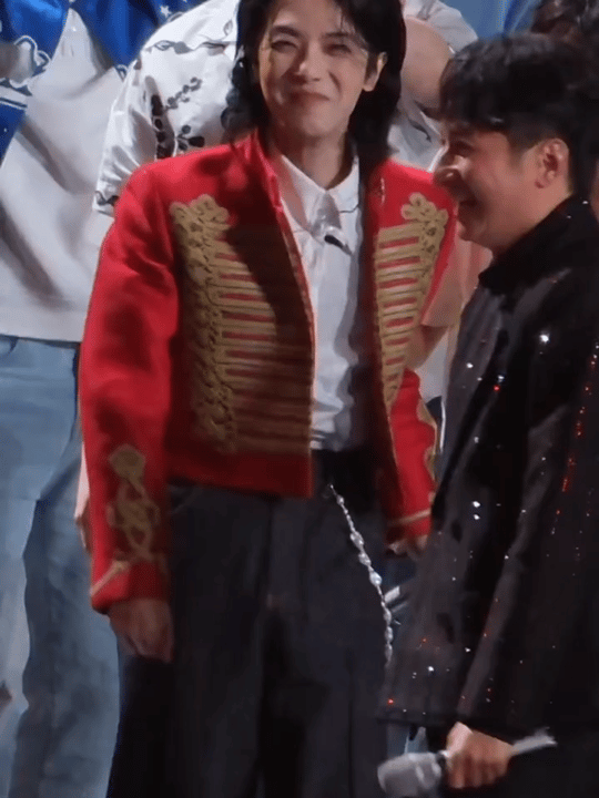 华晨宇关节痛被王嘉尔拽好了跨年新乐子诞生！华晨宇肘关节痛半年，跨年零点被王嘉尔狠