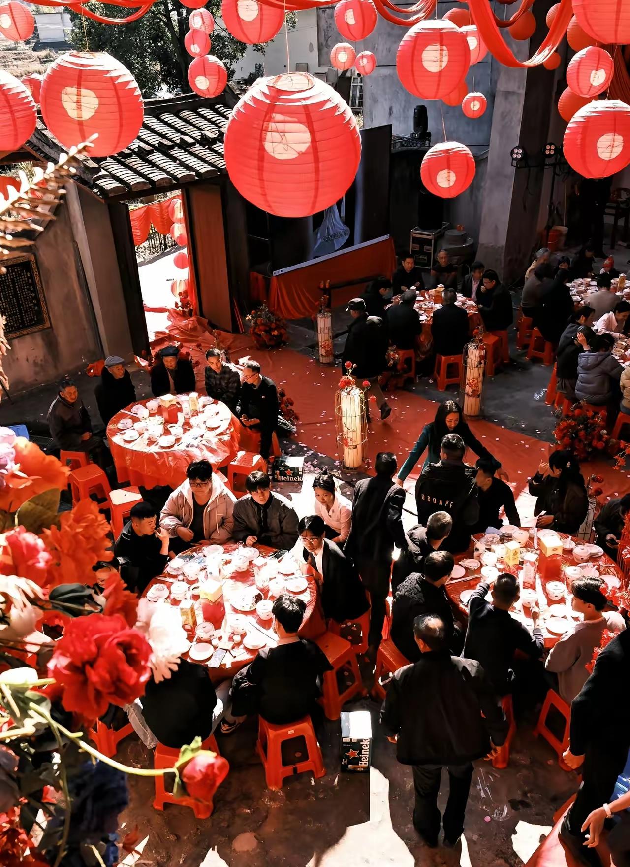 四川人一句娘亲舅大，娘亲家的客人不到，不能开席
现在农村只有几个老了，大部分年青