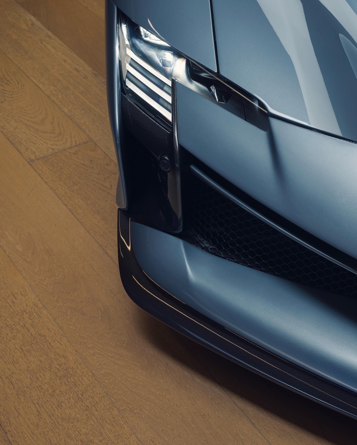 它是 FerrariSF90XXSpider ，采用醒目的双色车身：以 Blu 