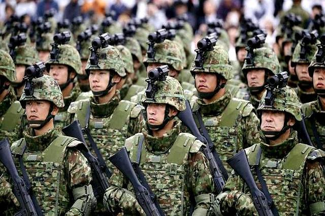 日本撕掉"专守防卫"伪装，军费冲GDP 2%，产学研全转军工，这哪是自卫，分明在