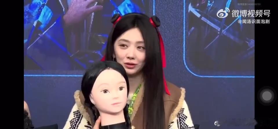 异人之下2主演画抽象妆  异人小分队在新浪扫楼直播中放飞创意，抽象妆面令人捧腹，