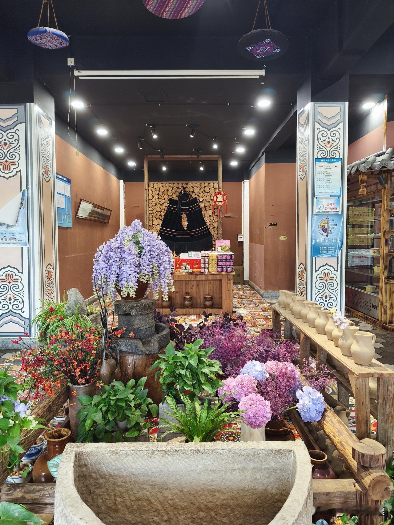 去昆明饭店吃饭，居然没空调只有电风扇，服务员还说不用空调，真的惊到我了。现在这天