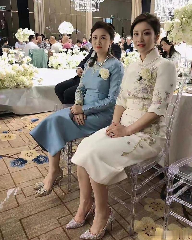 婚礼现场，两位“争奇斗艳”的亲家母。