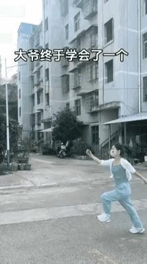 女孩子身手不错，应该是学过杂技，否则的话，这些高难度的动作，普通人是做不出来的！