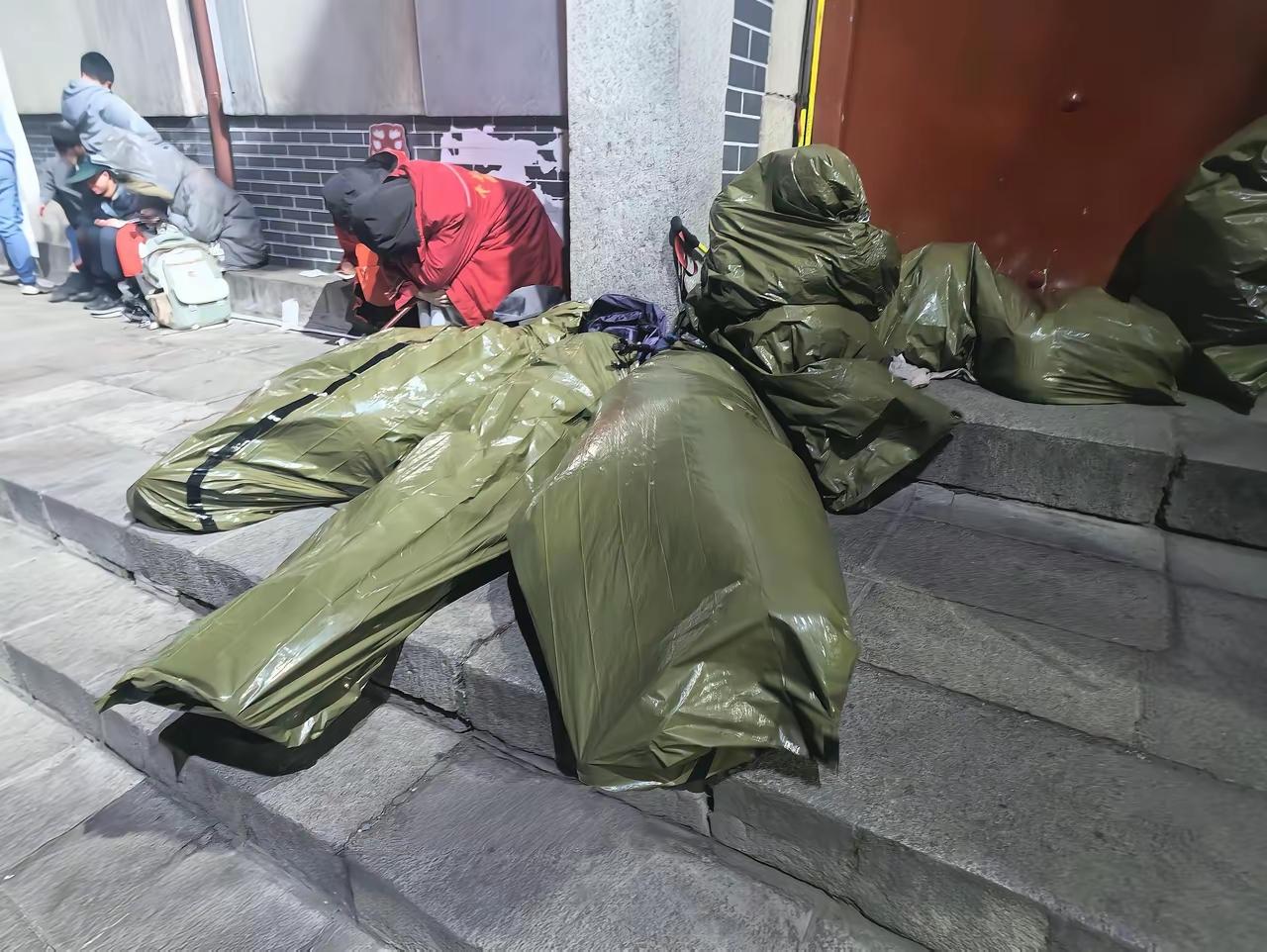 泰山顶后半夜的确冷，我爬过一下，打算忍一忍就天亮了，可到了深夜3点时实在熬不住，