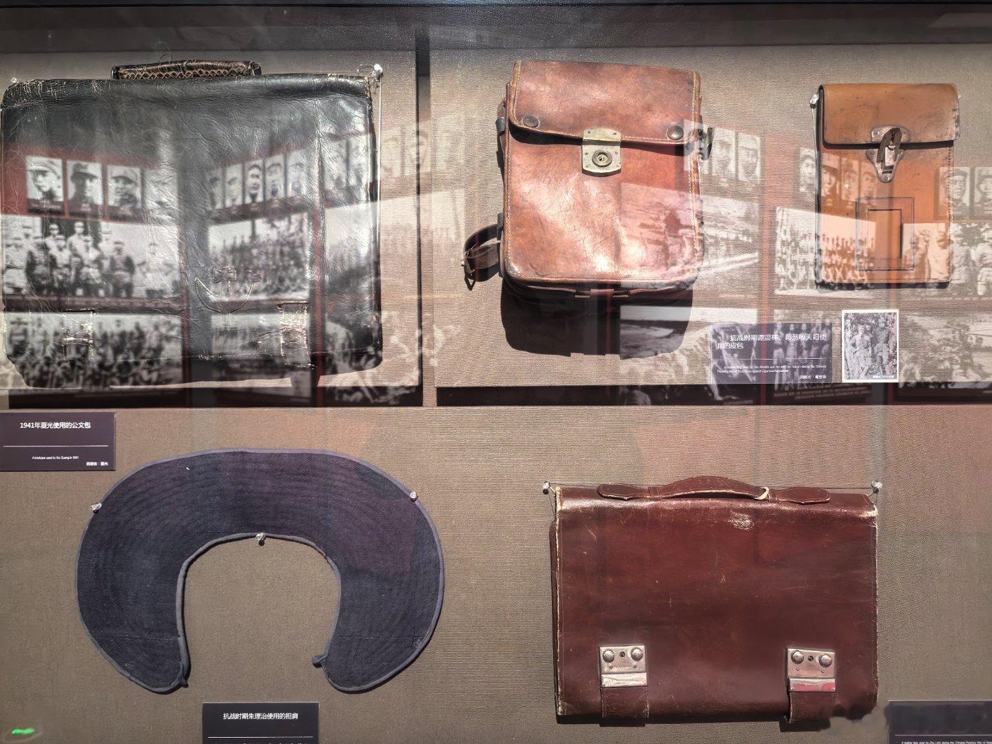 这个有意思，这里四个皮包，有三个都是缴获的，只有一个是新四军自己生产的，你们猜猜