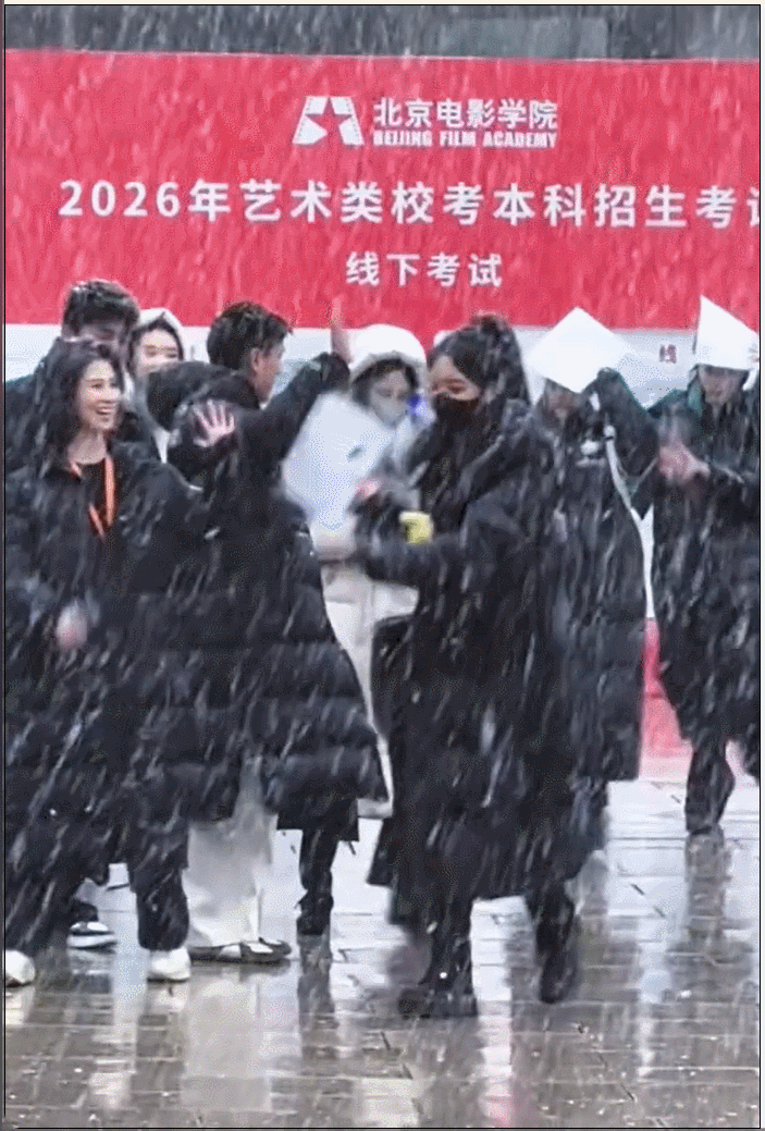 中戏北电艺考挤破头，林栋哲、温宜公主都来了，今年好多明星考生。 