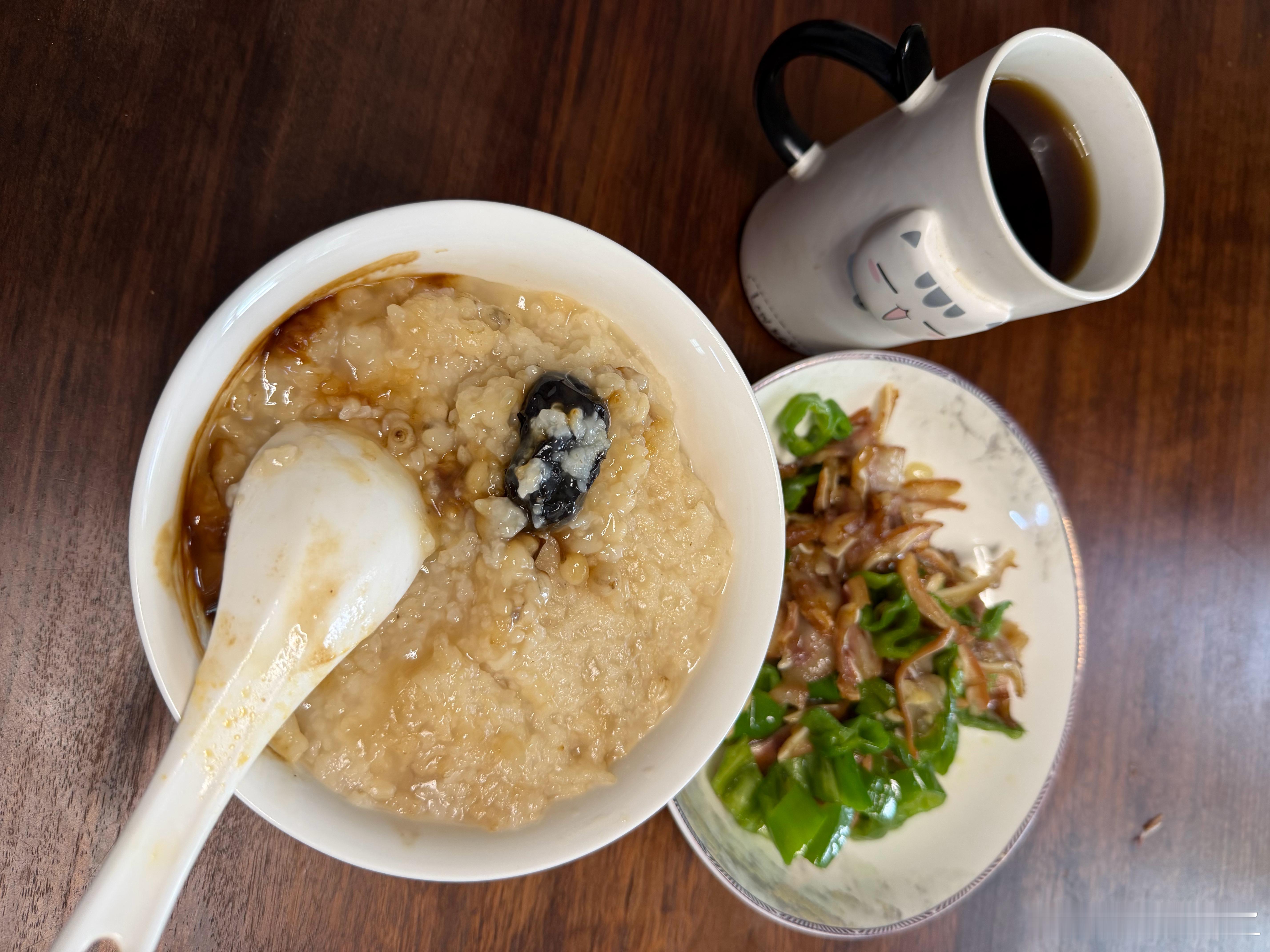 今天早晨起来，吃了一碗红枣薏米粥，外加昨天晚上买的、心心念念想吃但没破戒的猪耳朵