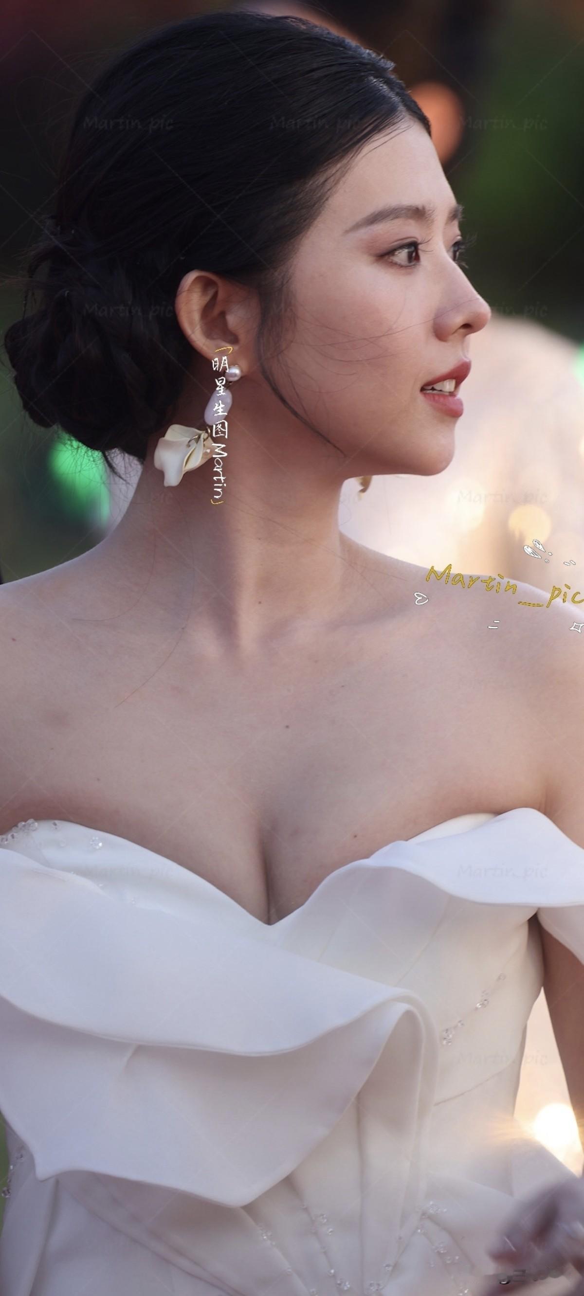 何蓝逗金鸡奖红毯生图
哇哇哇，何蓝逗今天好美娱乐我来评